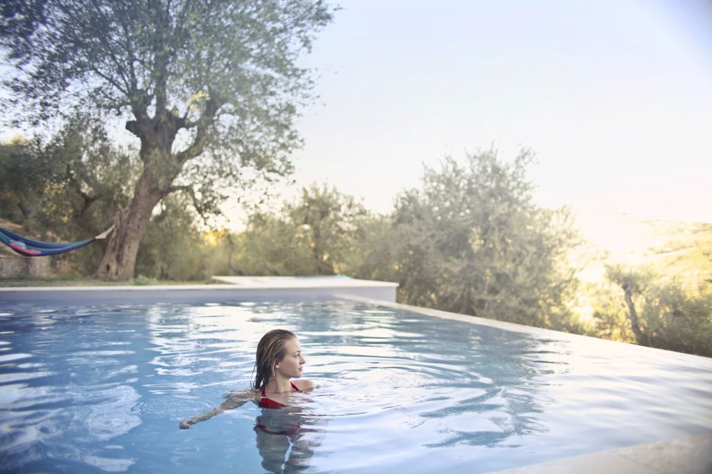 Donna in bikini in riva al mare