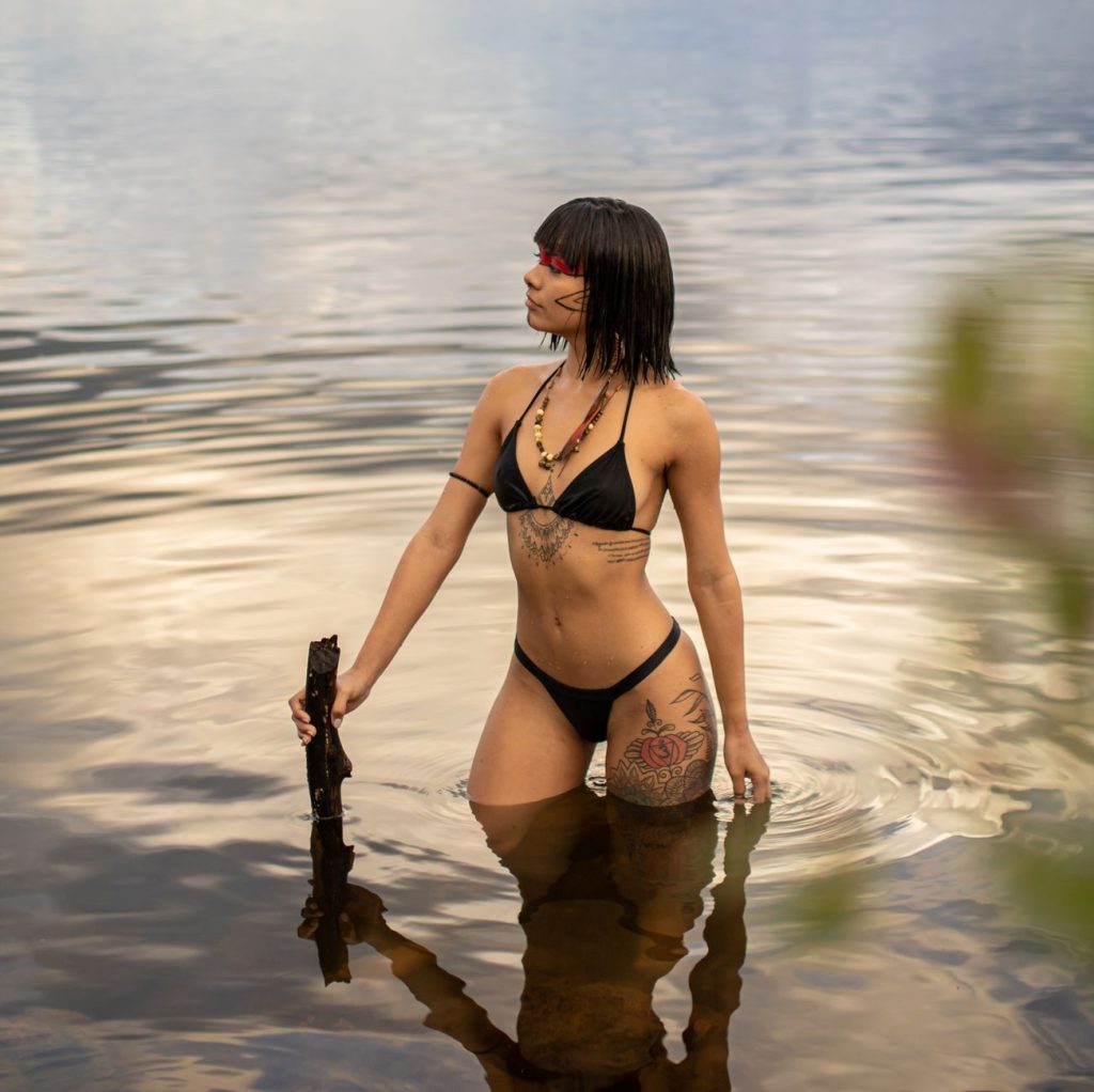 Donna in bikini in riva al mare