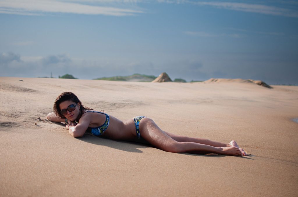 Donna in bikini in riva al mare