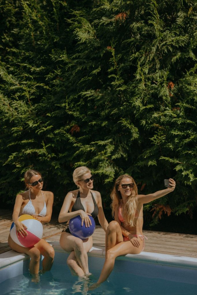 Donna in bikini in riva al mare