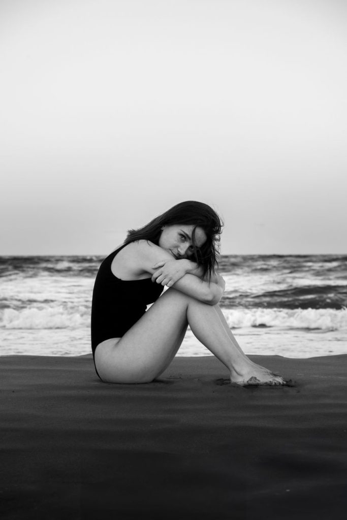 Donna in bikini in riva al mare