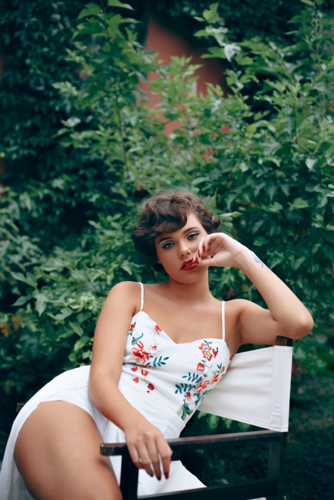 Giovane donna seducente