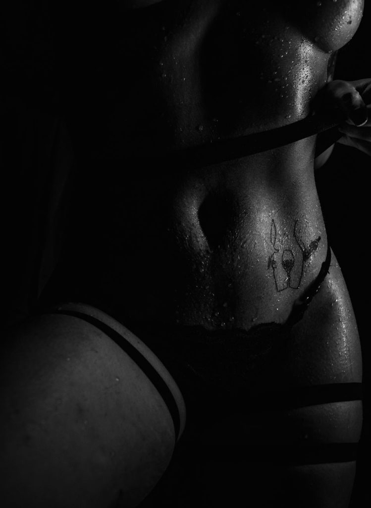 Giovane donna seducente